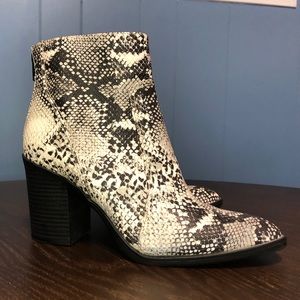Size 6 - EUC - Qupid - Black and White Snakeskin Block Heel Booties